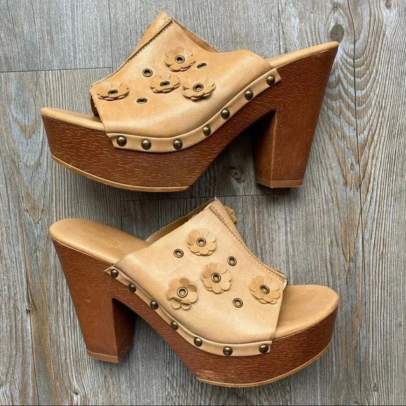 DOLCE by MOJOMOXY |  Chunky Platform Sandal - Picture 5 of 9